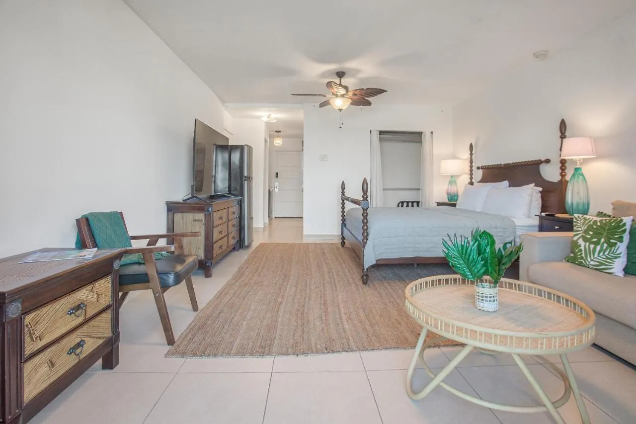 Maho Beach House - Spacious 2 Bedroom - Ocean View